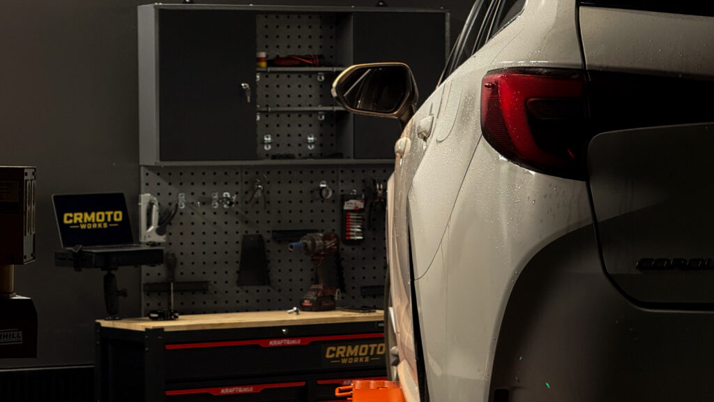 Valkoinen auto CRMotoWorksin korjaamolla Viikissä